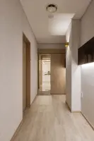 골드 포인트 조명이 빛나는 미니멀 복도